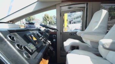 Modern gemiler, birçok modern yat rıhtımı Sochi Rusya deniz istasyonu şehir merkezi limanı. Karadeniz güneşi yansıması. Yaya gezinti otelleri. Yaz yolculuğu