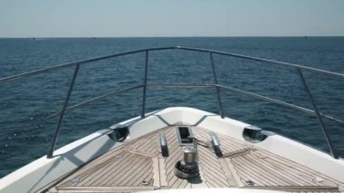 Yüzen bir geminin görüntüsü. Tekne gezisi. Ufuk çizgisi, yattan deniz manzarası.. 