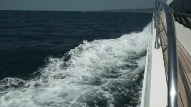 Pruvadaki yatın güvertesinden bak, yaklaş. Yeşil deniz ve dalgalarla yan manzara. Kavram, yaşam tarzı ve özgürlük. Yavaş çekim.