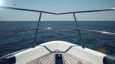 Yüzen bir geminin görüntüsü. Tekne gezisi. Ufuk çizgisi, yattan deniz manzarası.. 