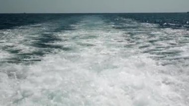 Yüzen bir geminin görüntüsü. Tekne gezisi. Ufuk çizgisi, yattan deniz manzarası.. 