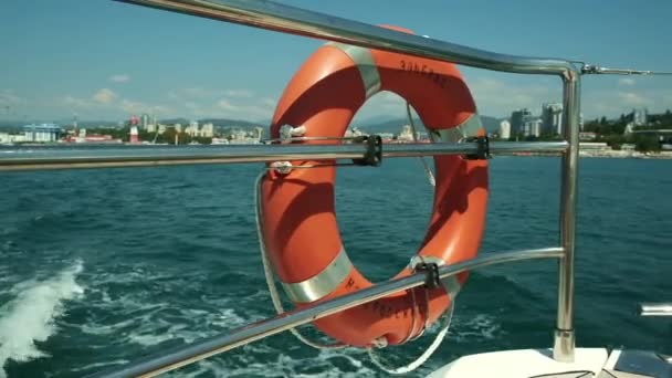 Rode Reddingsboei Boven Blauwe Kalme Zeewaterachtergrond Reddingsboei Boot Slow Motion — Stockvideo
