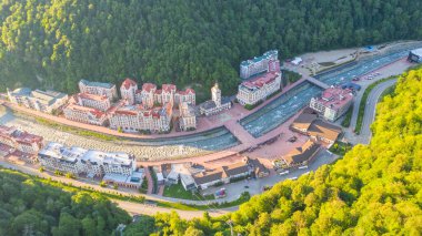 Rosa Khutor plato, binalar, yamaçlar ve sandalyeler. Hava görüntüsü. Olimpiyat köyü Roza Khutor. 