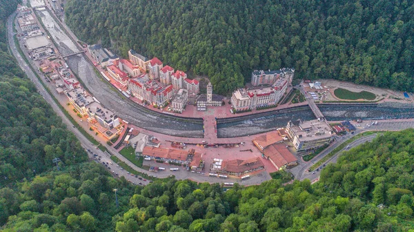 Rosa Khutor plato, binalar, yamaçlar ve sandalyeler. Hava görüntüsü. Olimpiyat köyü Roza Khutor. 