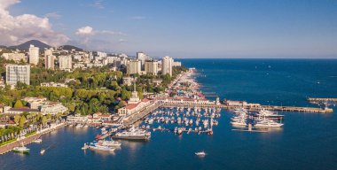 Hava fotoğrafçılığı. Rusya 'nın Karadeniz kıyısı, Soçi şehri, liman, yatlar ve rıhtımdaki gemiler. Şehir eğlencesi