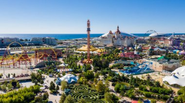 Sochi Parkı. Çekicilik. Manzara. Altyapı parkı. - Rusya. Eğlence parkı ve aile tatili. Işıklar sokağı. Çeşme. Hız treni. Dönme dolap. Otel Bogatyr