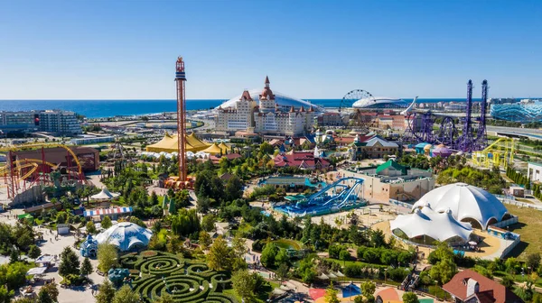 Sochi Parkı. Çekicilik. Manzara. Altyapı parkı. - Rusya. Eğlence parkı ve aile tatili. Işıklar sokağı. Çeşme. Hız treni. Dönme dolap. Otel Bogatyr