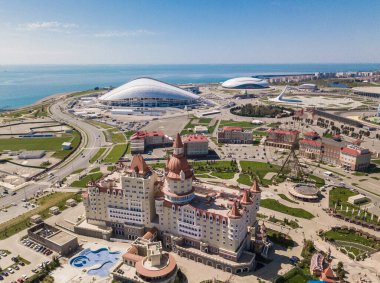 Sochi Parkı. Çekicilik. Manzara. Altyapı parkı. - Rusya. Eğlence parkı ve aile tatili. Işıklar sokağı. Çeşme. Hız treni. Dönme dolap. Otel Bogatyr