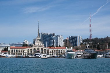 Hava fotoğrafçılığı. Rusya 'nın Karadeniz kıyısı, Soçi şehri, liman, yatlar ve rıhtımdaki gemiler. Şehir eğlencesi