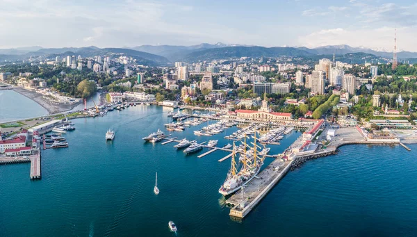 Hava fotoğrafçılığı. Rusya 'nın Karadeniz kıyısı, Soçi şehri, liman, yatlar ve rıhtımdaki gemiler. Şehir eğlencesi