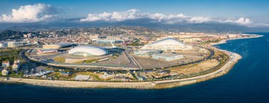 İHA 'dan havadan çekilen görüntüler. Sochi Olimpiyat Parkı manzarası. Fisht Stadyumu. İnsanların dinlendiği şehir plajı. Tatil.