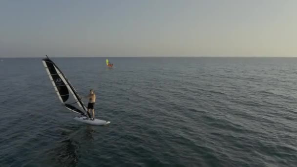 Tiro Homem Mulher Maiô Prancha Jantar Nada Surfando Mar Com — Vídeo de Stock