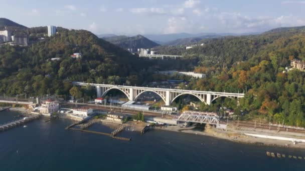 Grabación Video Aéreo Vista Superior Del Puente Junto Mar Puesta — Vídeos de Stock