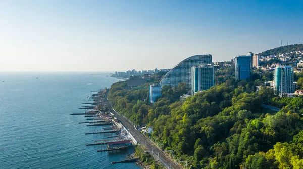 Vista Los Edificios Ciudad Cerca Línea Mar Agua Mar Azul —  Fotos de Stock