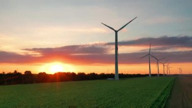 Enerji üretimi için yel değirmenlerinin hava manzarası. Rüzgar güç türbinleri sürdürülebilir gelişim için temiz yenilenebilir enerji üretiyor. Bıçaklı rüzgar türbinleri. Alternatif enerji