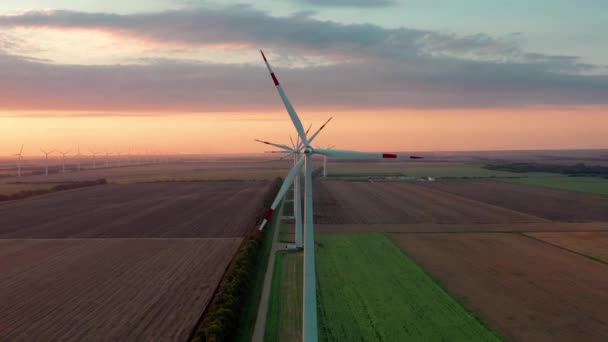 風力発電のための風車農場の空中ビュー 風力発電機はクリーンな再生可能エネルギーを生み出す 風力タービン 代替エネルギー — ストック動画