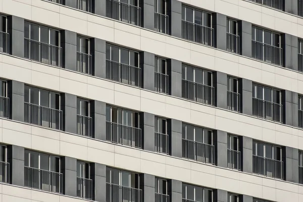 近代的なアパートの建物 マルチファレリー フラットの新しい スタイリッシュな生活ブロック 抽象建築学 近代都市幾何学の断片 現代のファサードのパターン曲線は — ストック写真