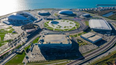 Rusya, Soçi, 20 Temmuz 2020 - Soçi Olimpiyat Parkı yakınlarındaki Karadeniz 'in mavi kıyılarının havadan görünüşü. Fisht Stadyumu ve Olimpiyat alevi, hava manzarası.