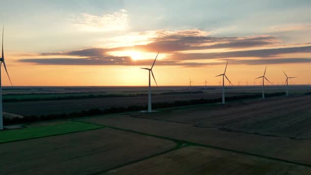 Grandes Éoliennes Avec Pales Sur Terrain Vue Aérienne Coucher Soleil — Video