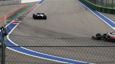 SOCHI, RUSSIA - 26 Eylül 2020: Rusya Formula 1 Grand Prix 'inde oturum sırasında Formula 1 arabaları. Formül bir yarış arabası yarış pisti boyunca hızla ilerliyor, Sochi 2020..