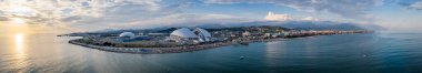 Sochi, Rusya - 30 Temmuz 2020: İHA 'dan havadan video çekimi. Sochi Olimpiyat Parkı manzarası. Fisht Stadyumu. İnsanların dinlendiği şehir plajı. Akşam vakti. Tatil.