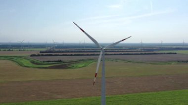 Elektrik üreten rüzgar türbinleri. Rüzgâr değirmeni güç teknolojisi. Enerji Üretiminde hava aracı görüntüsü. Kapatın. Havadan hareket ediyor. Rüzgarın kinetik enerjisini elektrik enerjisine çevirir. 