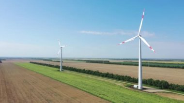 Elektrik üreten rüzgar türbinleri. Rüzgâr değirmeni güç teknolojisi. Enerji Üretiminde hava aracı görüntüsü..
