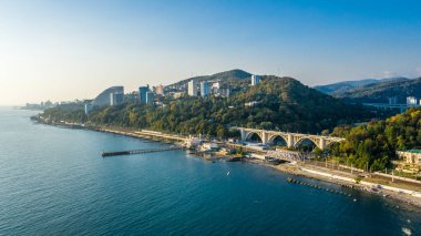 Matsesta limanının insansız hava aracı görüntüsü ve yazın gün batımında Matsesta viyadükünün arka planı, Sochi, Rusya. Hava görünümü