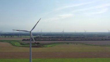 Elektrik üreten rüzgar türbinleri. Rüzgâr değirmeni güç teknolojisi. Enerji Üretiminde hava aracı görüntüsü. Kapatın. Havadan hareket ediyor. Rüzgarın kinetik enerjisini elektrik enerjisine çevirir. 