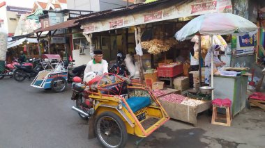 Geleneksel pazarlarda geleneksel ulaşım. Geleneksel Market 'te çocuk taksicisi. Mojokerto City, Endonezya 'da geleneksel pazar.
