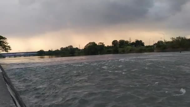 Vista Del Agua Del Río Por Tarde Belleza Puesta Del — Vídeo de stock