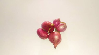 Taze ve organik kırmızı soğanlar..