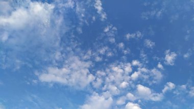 Mavi gökyüzünde güzel bulutlar.