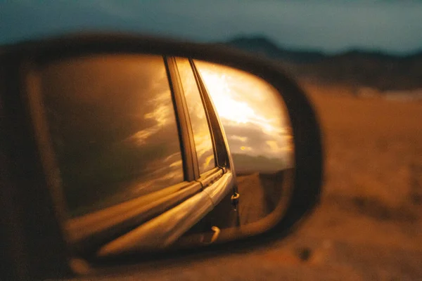 越野车乘坐越野车 云彩和夕阳映照在镜子中 — 图库照片