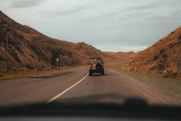 Altın Yaz Günbatımında Boş Kır Yolu Boyunca Giden Suv Arabası — Stok fotoğraf