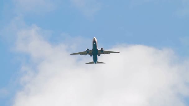 Passagier vliegtuig vliegen overhead hoog in de hemel — Stockvideo