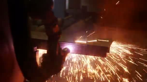 Ipari robot lézer-vágó darabolt fém alkatrészek — Stock videók