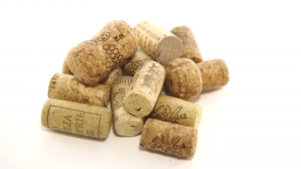 Corchos de vino en gran cantidad sobre fondo blanco — Vídeo de stock