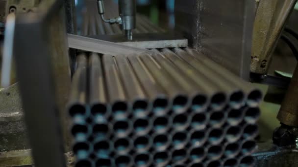 Línea de producción industrial pesada en fábrica de tubos de acero — Vídeo de stock