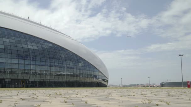 Ледовый дворец в Олимпийском парке и самолет взлетает — стоковое видео
