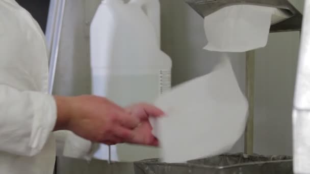Carnicero lavándose las manos en fábrica de carne — Vídeo de stock
