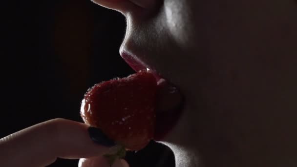 Frau mit roten Lippen isst Erdbeere — Stockvideo