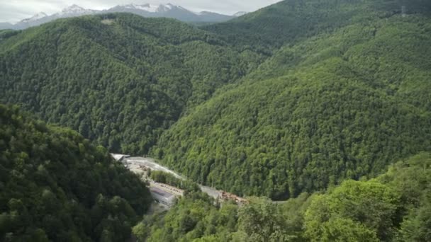 A légi felvétel a hegyek, hegyi folyó közelében, a ski resort, nyáron