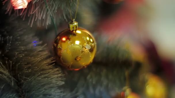 Dolly skott av ornament på julgran — Stockvideo