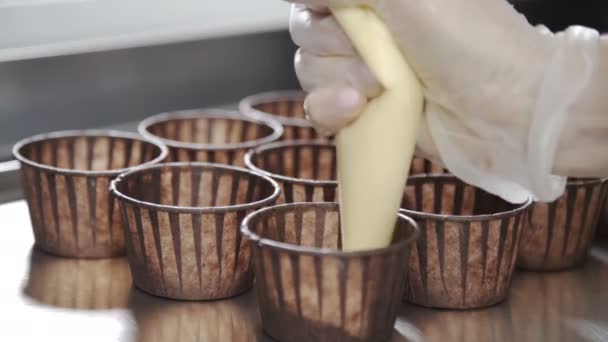 Mettre la pâte dans des tasses en papier. Pâtisserie professionnelle — Video