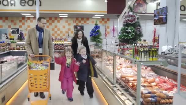 S úsměvem rodinu se těší společně nakupovat. Zpomalený pohyb — Stock video