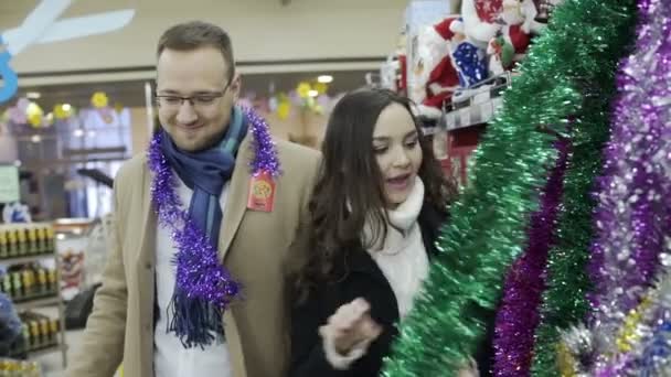 年轻的微笑一家人选择在购物中心的圣诞树装饰 — 图库视频影像
