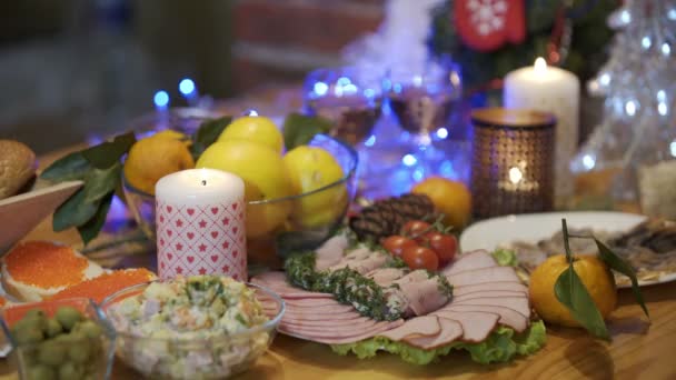Yemek, yemek, tatil, Noel ve yeni yıl, mayonez, havyar sandviç, jambon, domates, olivier salatası pişmiş — Stok video