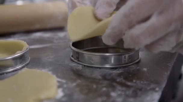 Closeup woman roll out the dough for tartlet dough — Stock Footage Closeup Woman Roll Out Dough Tartlet Dough Stock Footage