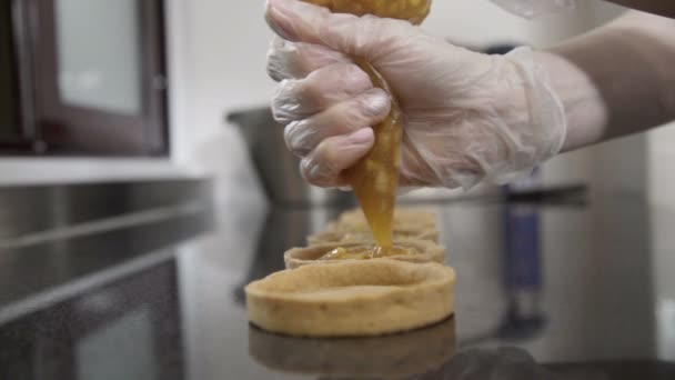Decorating tartlets with jam. Using cooking bag, confectioner making tartlet — Stock Footage Decorating tartlets with jam. Using cooking bag, confectioner making tartlet Stock Video